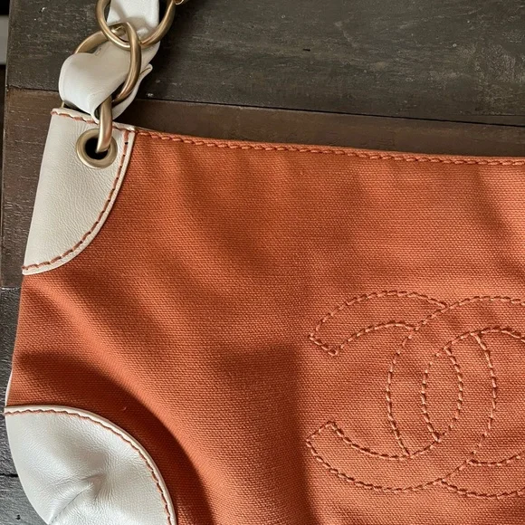 Chanel Chunky Chain Shoulder Bag - Picture 4 of 14